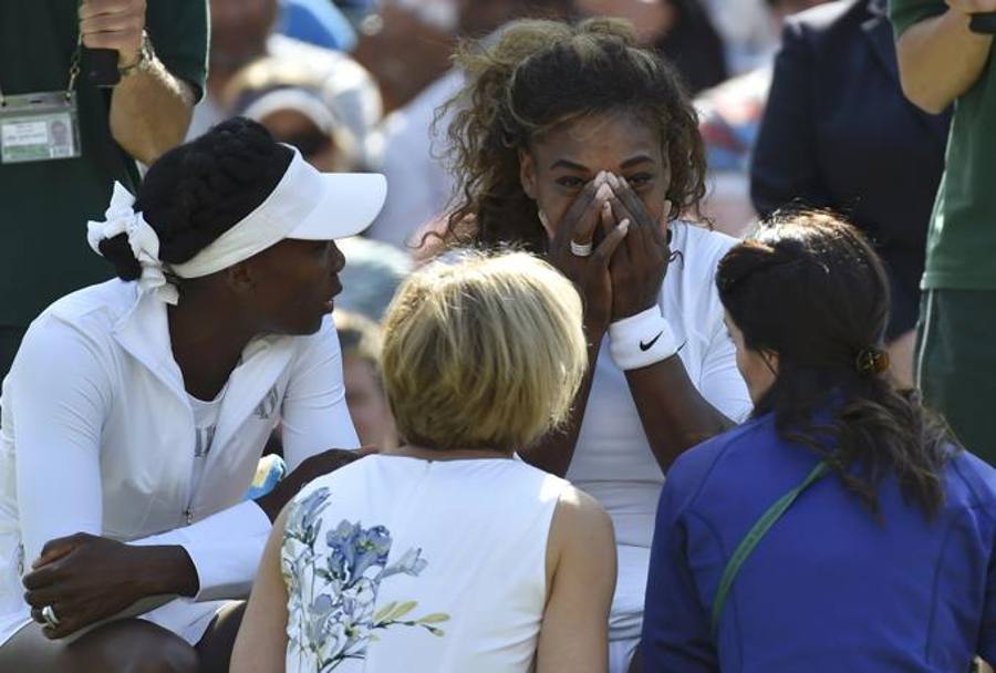 Dopo soli tre giochi contro la coppia Barrois/Voegele, le sorelle gettano la spugna: Serena ha accusato un malore che le ha reso impossibile proseguire la partita. Action Images